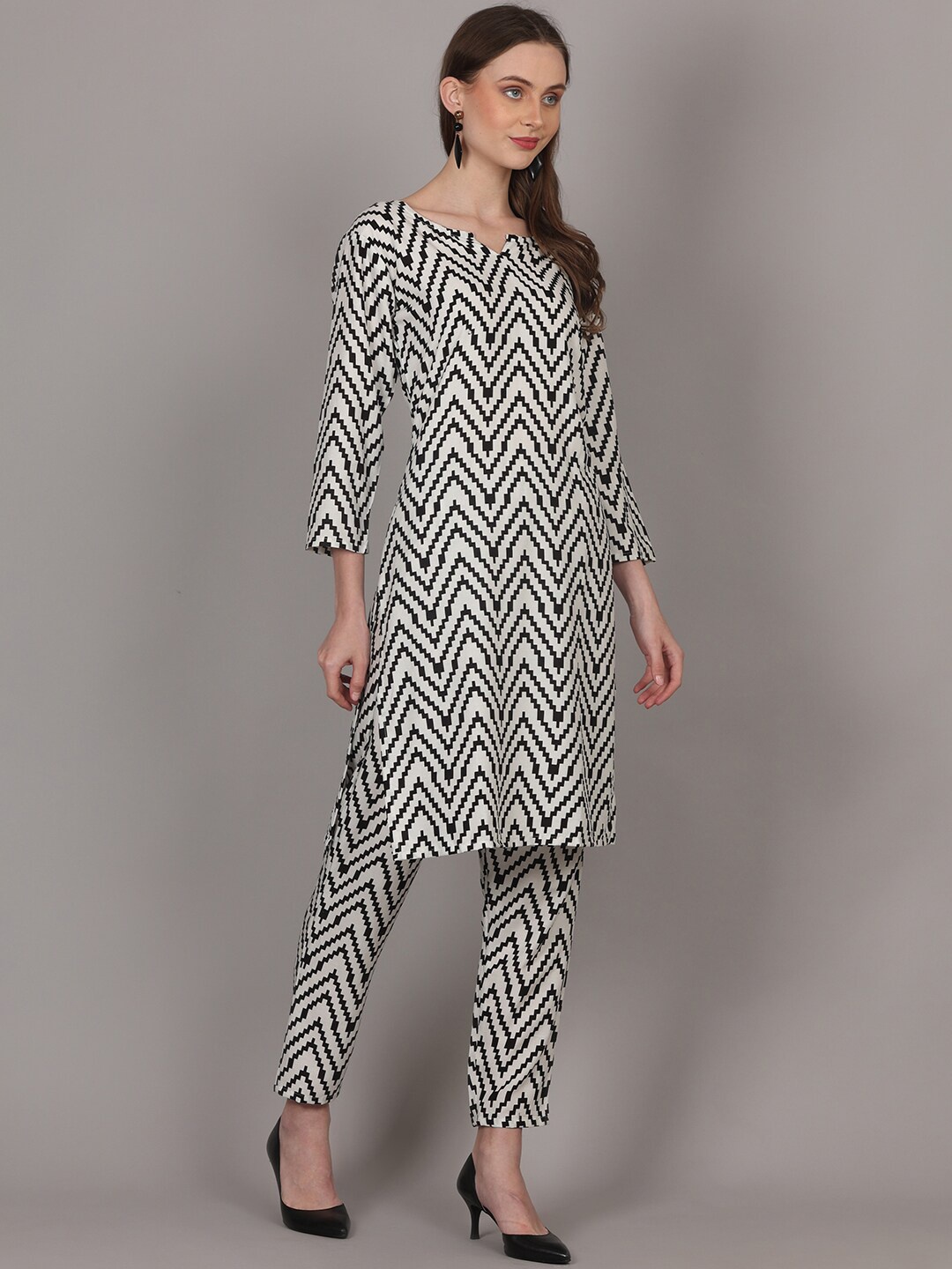 

pinfit Geometric Printed Regular Kurta with Trousers, Off white