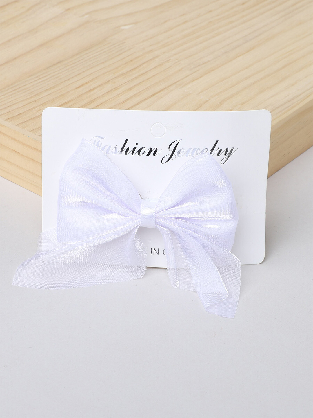 

The Magic Wand Girls Bow Embellished Alligator Clip, White