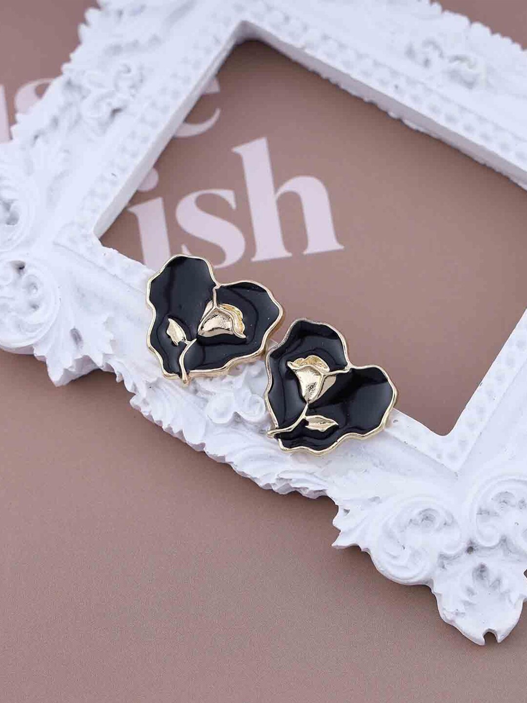 

VAGHBHATT Gold-Plated Heart Shaped Stud Earrings