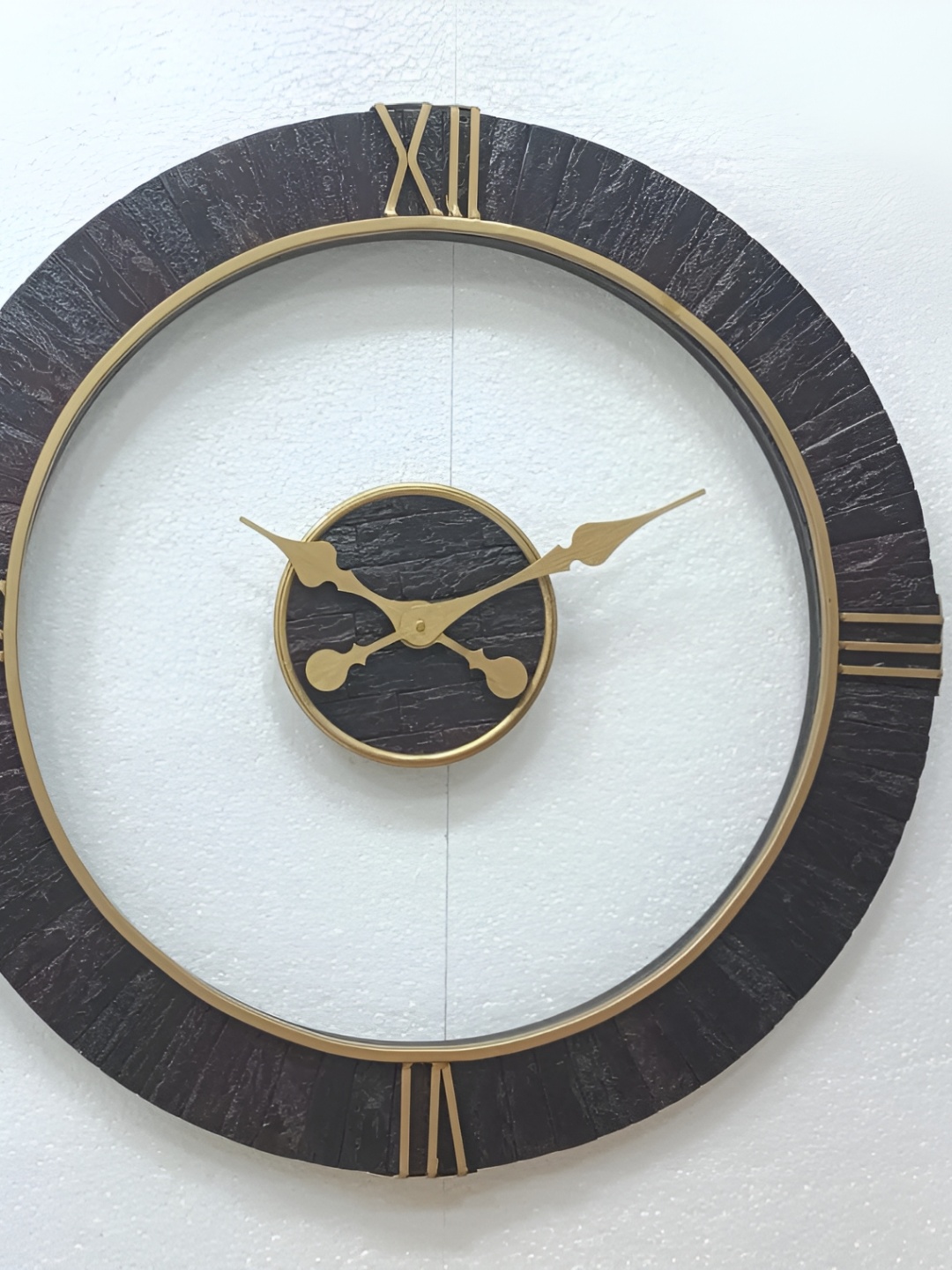 

CHRONIKLE Gold Toned Textured Analogue Contemporary Round shaped Wall Clock