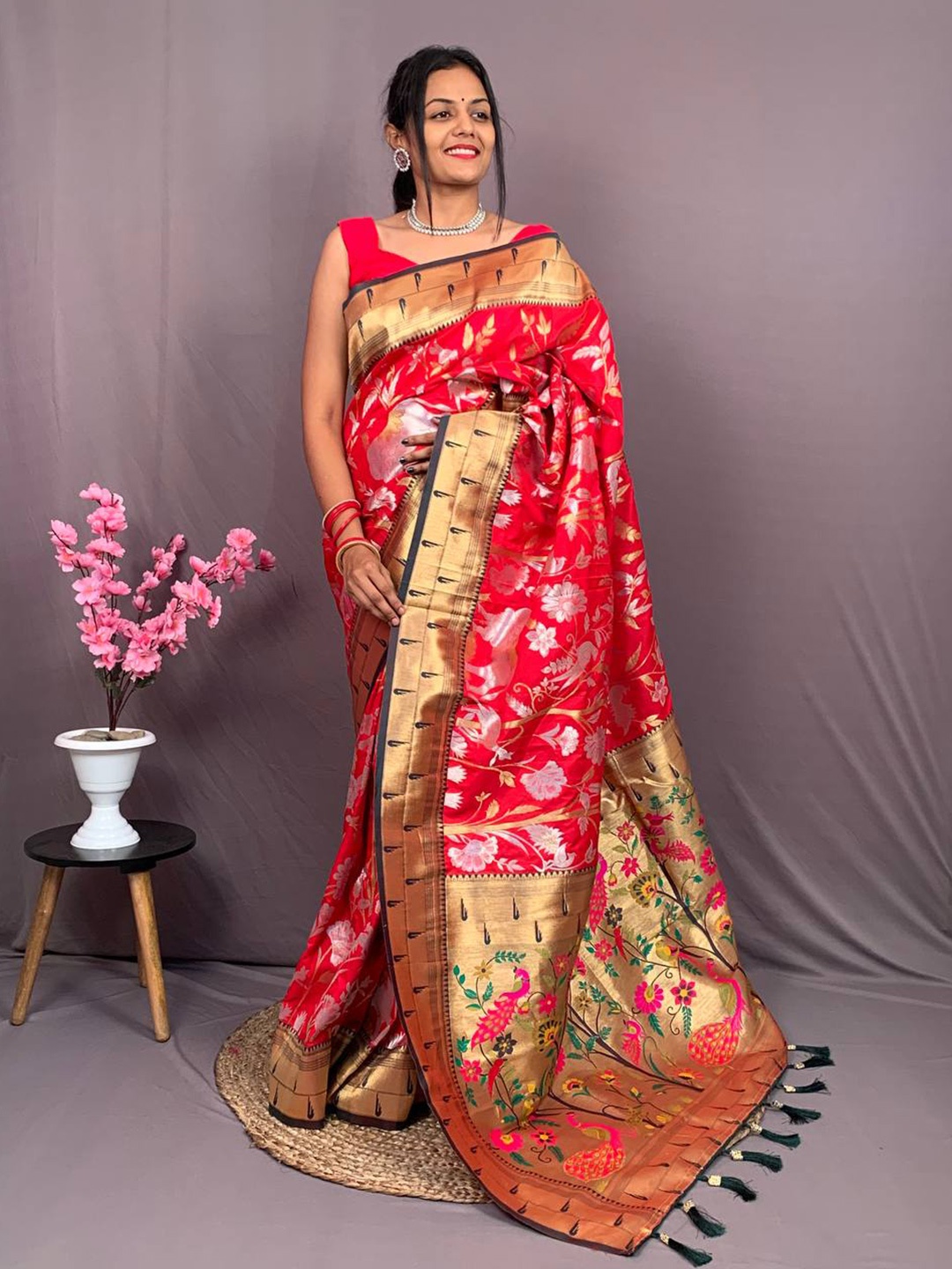 

ZIBLON Ethnic Motifs Woven Designed Zari Kanjeevaram Saree, Red