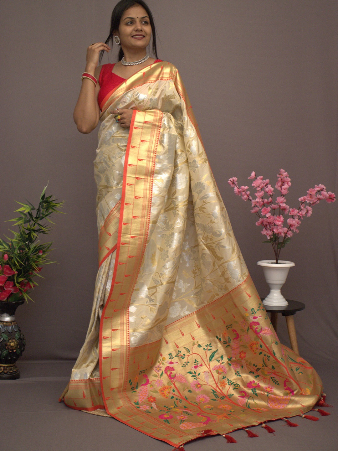 

ZIBLON Floral Woven Design Kanjeevaram Saree, White