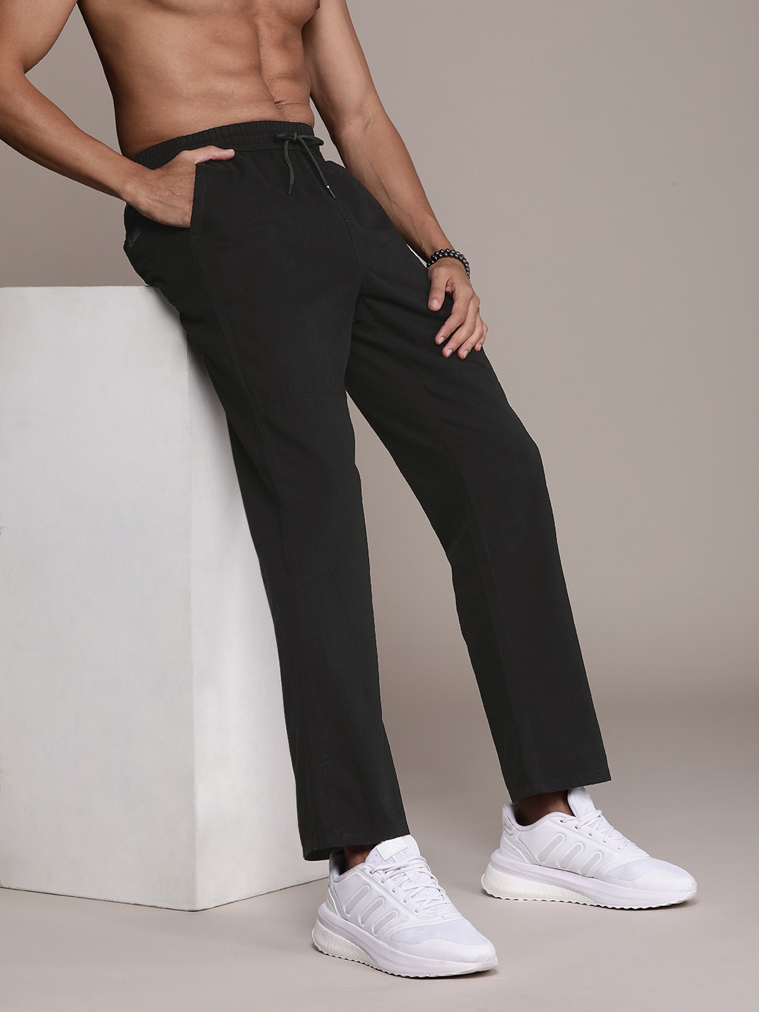 

Roadster Men Solid Regular Fit Mid-Rise Plain Woven Flat-Front Chinos, Black