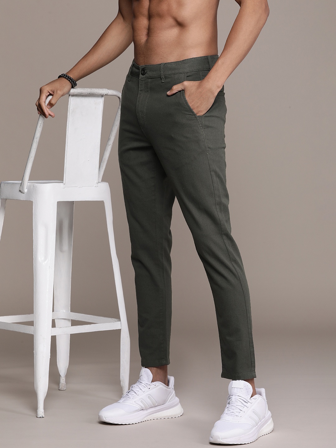 

The Roadster Lifestyle Co. Men Slim Fit Pure Cotton Trousers, Olive