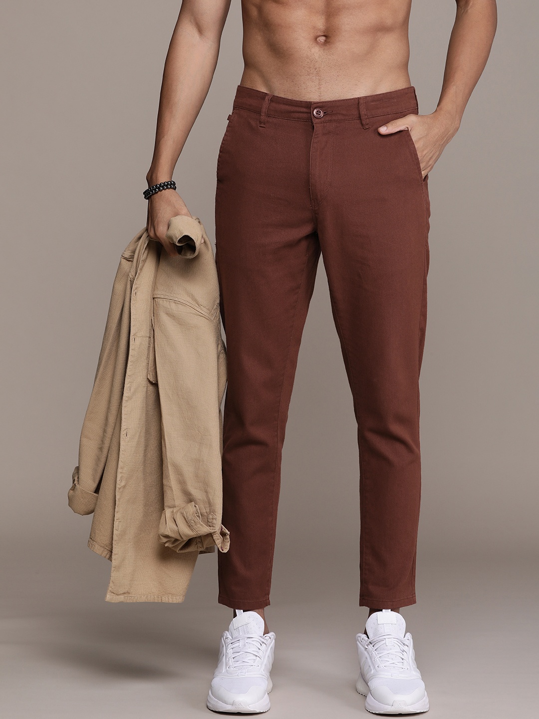 

The Roadster Lifestyle Co. Men Slim Fit Chinos Pure Cotton Trousers, Brown