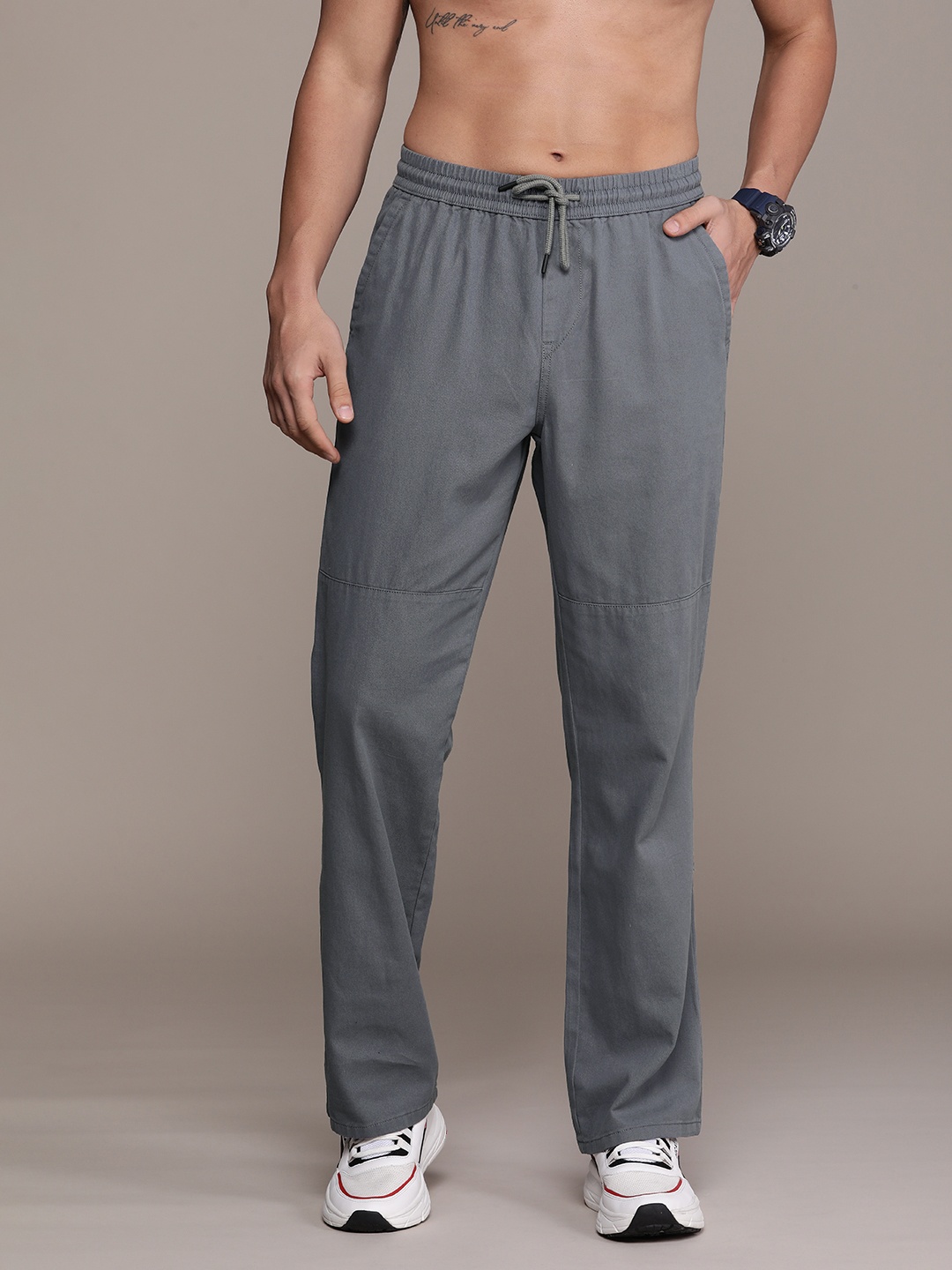 

Roadster Men Solid Regular Fit Mid-Rise Plain Woven Flat-Front Chinos, Grey