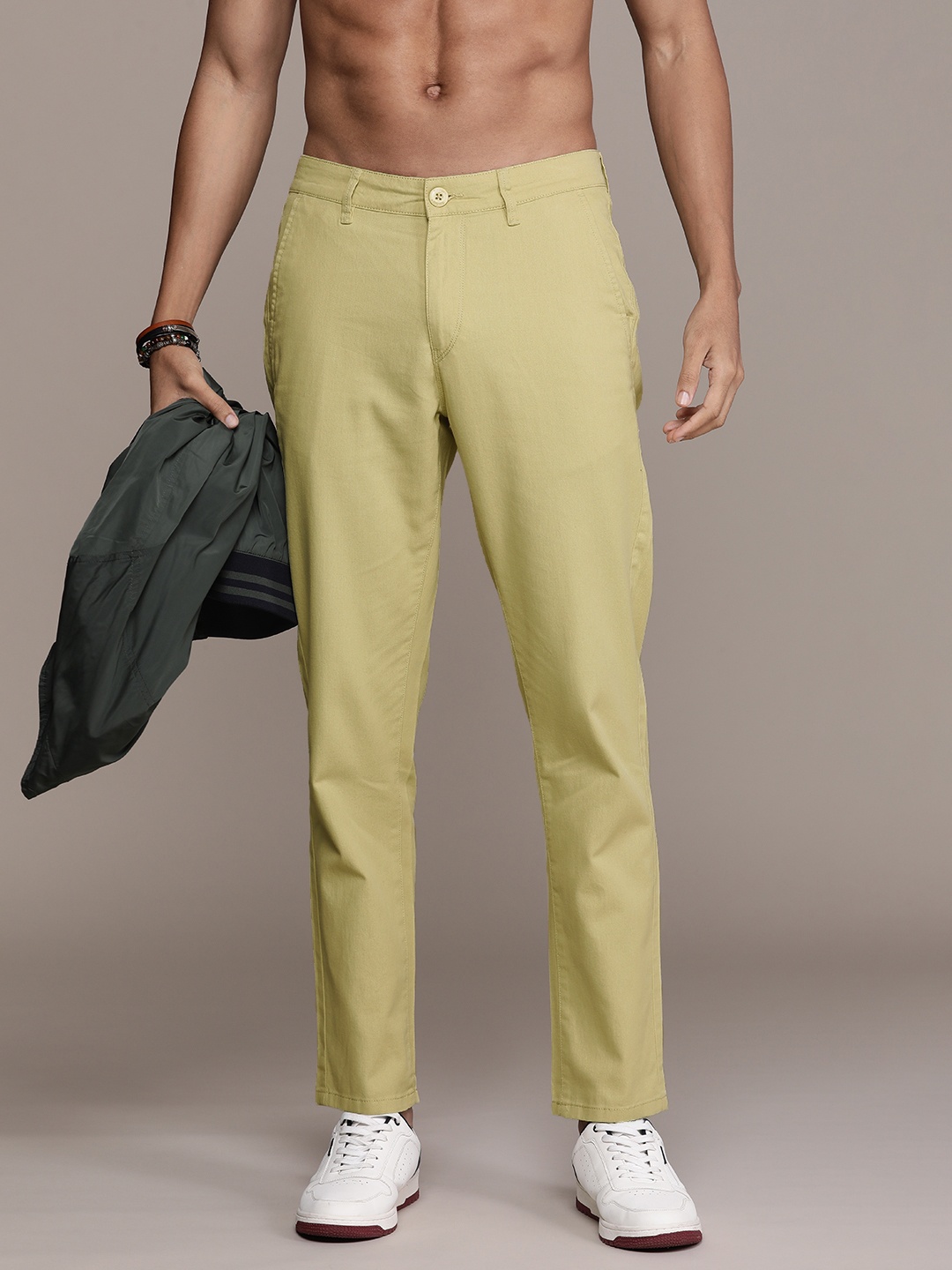 

The Roadster Lifestyle Co. Men Slim Fit Pure Cotton Trousers, Green