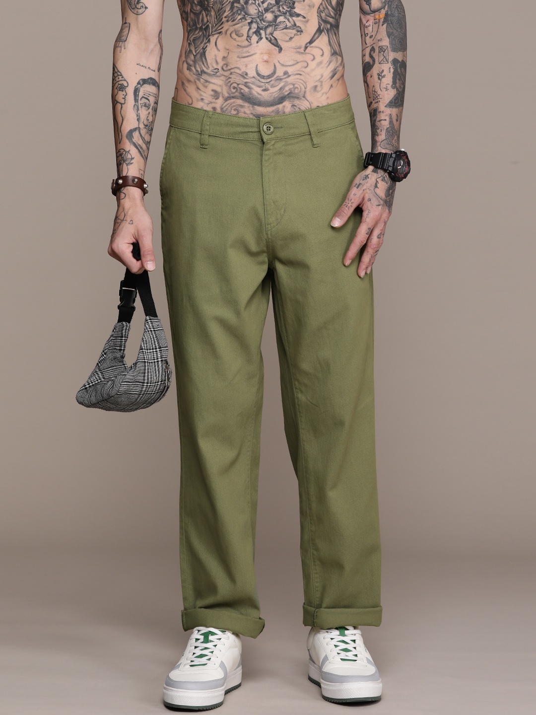 

Roadster Men Solid Regular Fit Mid-Rise Plain Woven Flat-Front Pure Cotton Chinos, Green
