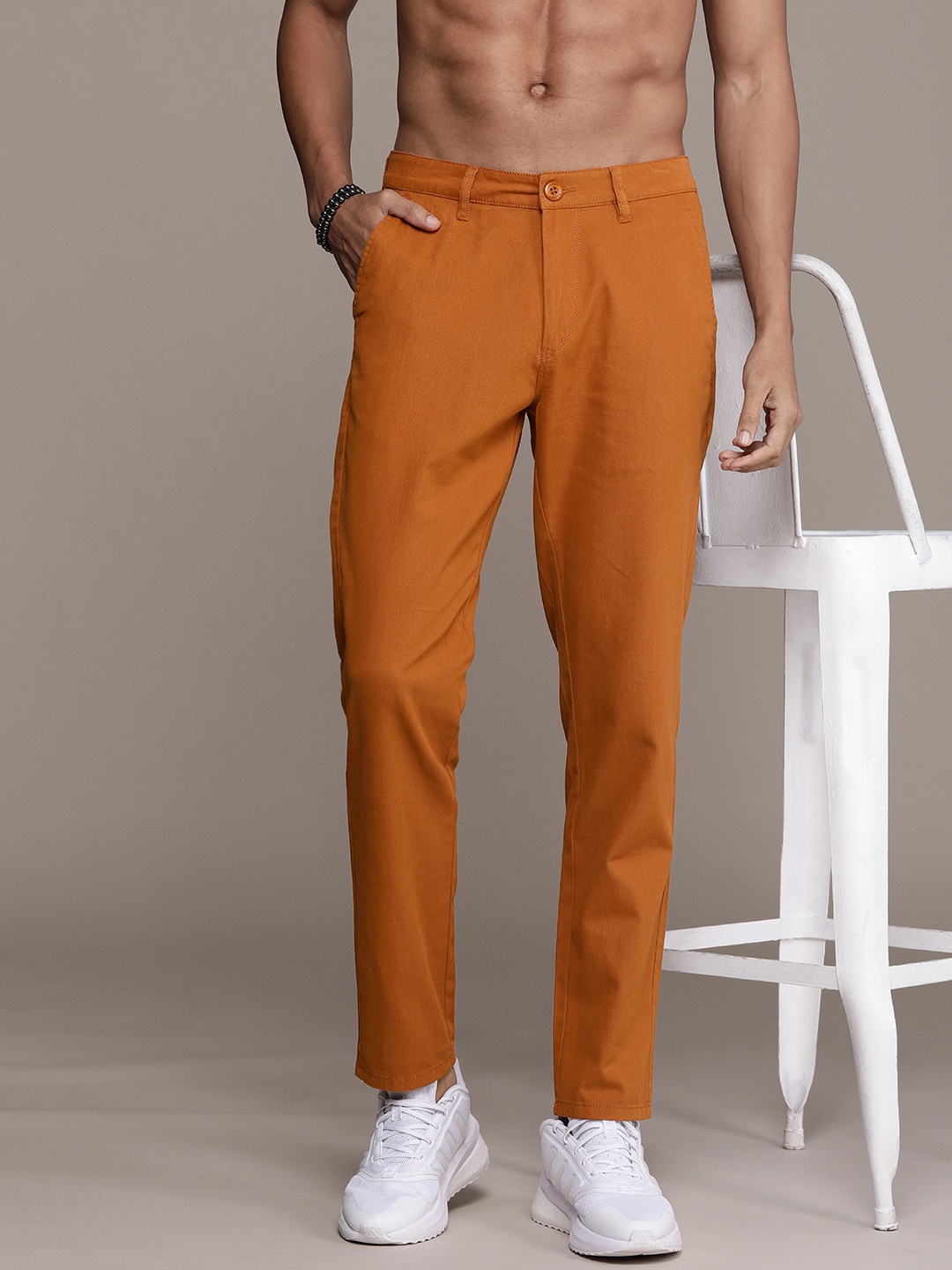 

The Roadster Lifestyle Co. Men Slim Fit Pure Cotton Chinos Trousers, Rust