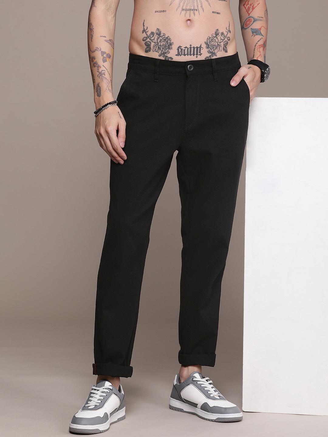 

The Roadster Life Co. Men Pure Cotton Solid Mid Rise Chinos Trousers, Black