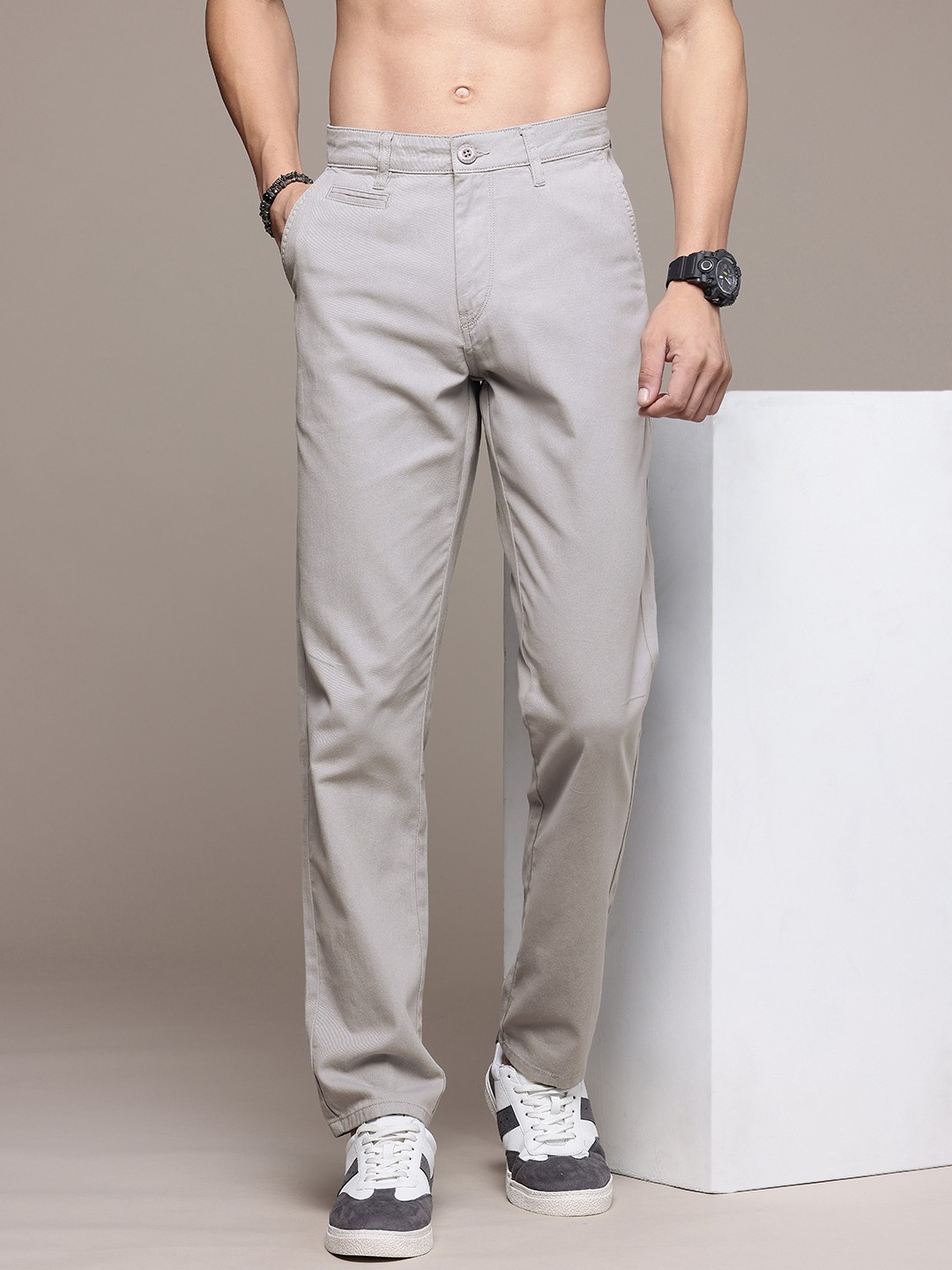 

The Roadster Life Co. Men Pure Cotton Chino Trousers, Grey