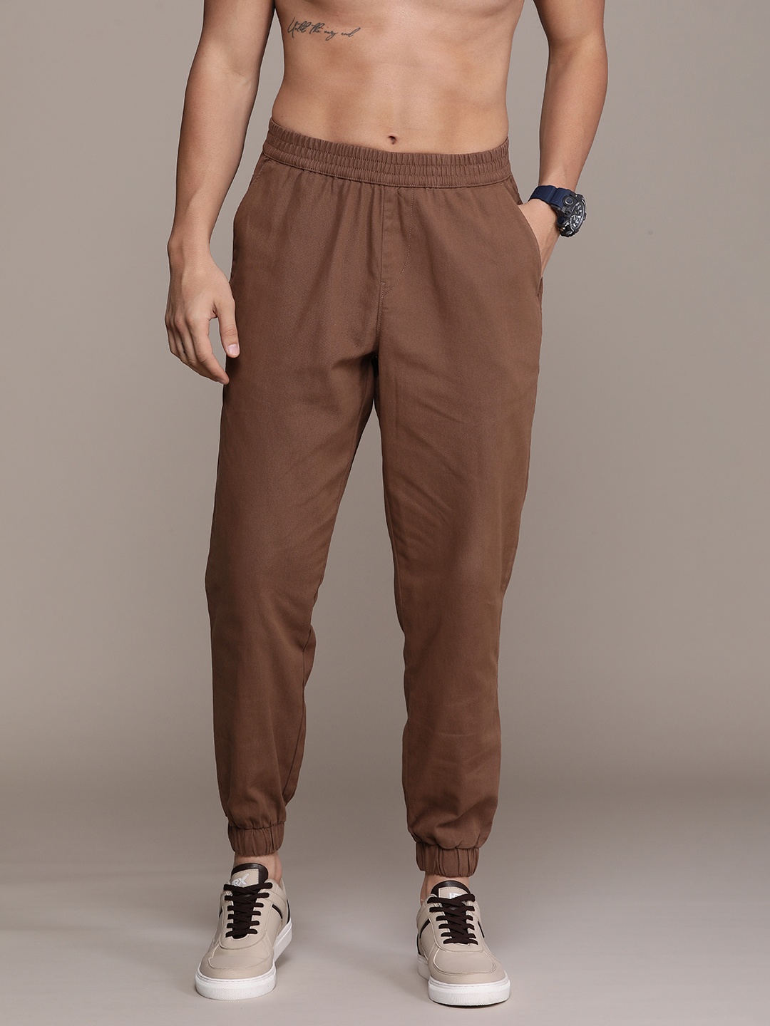 

Roadster Men Solid Regular Fit Mid-Rise Plain Woven Flat-Front Joggers, Brown