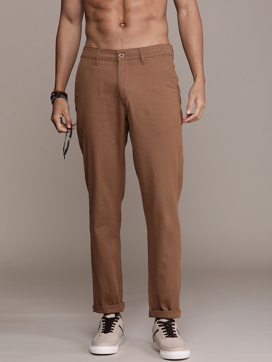 

The Roadster Lifestyle Co. Men Slim Fit Pure Cotton Trousers, Brown