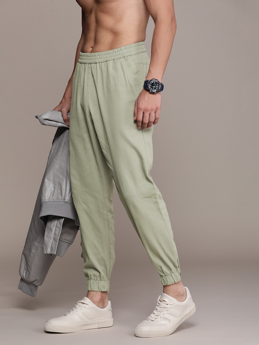 

Roadster Men Solid Regular Fit Mid-Rise Plain Woven Flat-Front Joggers, Green