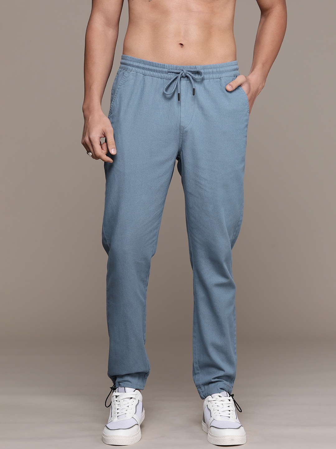 

The Roadster Life Co. Men Slim Fit Pure Cotton Mid Rise Joggers Trousers, Blue
