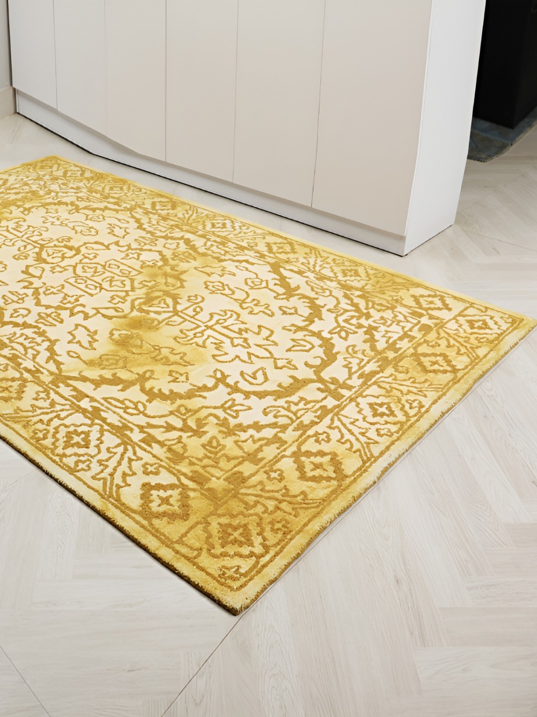 

MIRZAPUR KALEEN AND RUGS Yellow & White Handmade Woollen Carpet