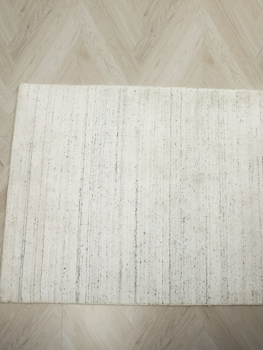 

MIRZAPUR KALEEN AND RUGS White Handmade Woollen Carpet
