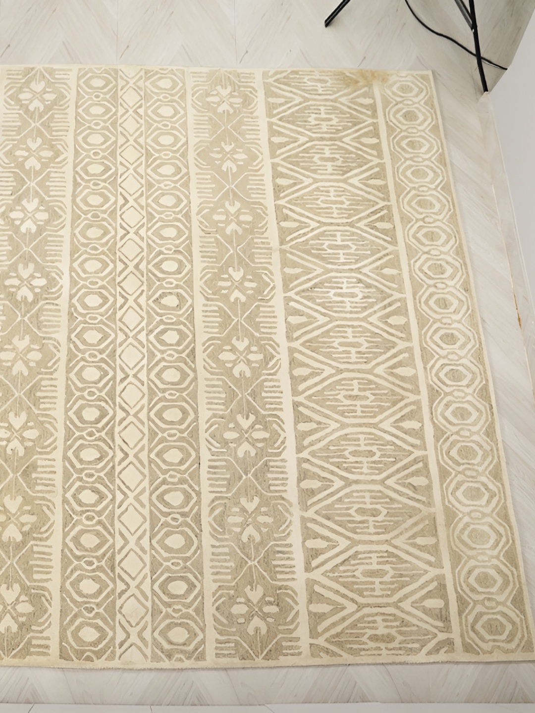 

MIRZAPUR KALEEN AND RUGS Cream & White Handmade Woollen Carpet