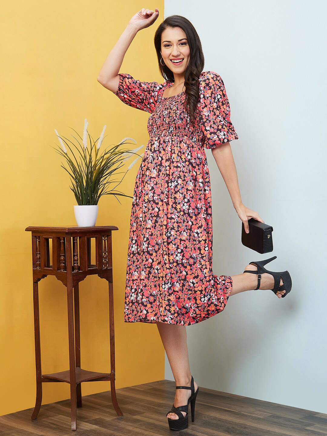 

Globus Peach Floral Printed Puff Sleeves Gathered Smocked Fit & Flare Midi Dress