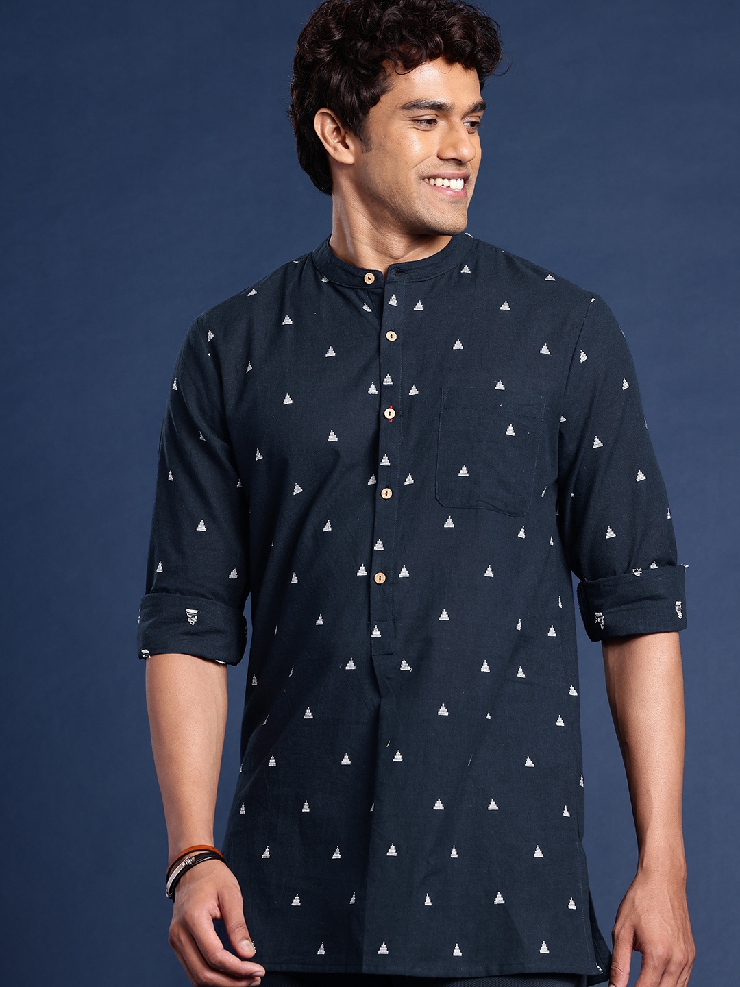 

Taavi Woven Legacy Thread Work Pure Cotton Kurta, Navy blue