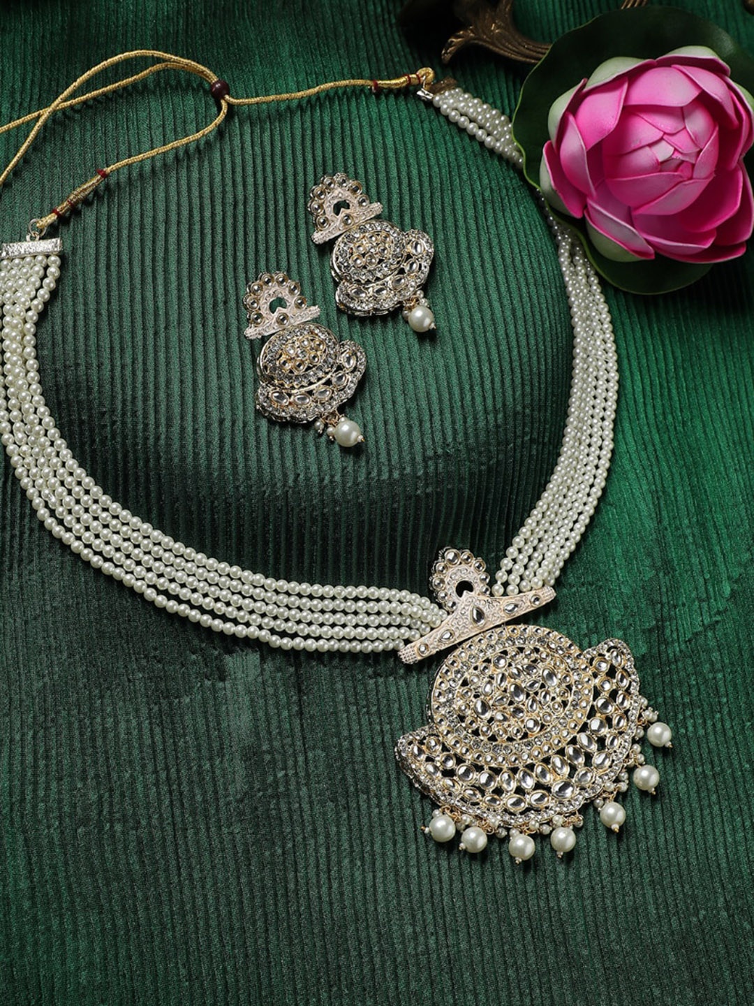 

Anouk Gold Plated Kundan Studded & Pearls Beaded Jewellery Set