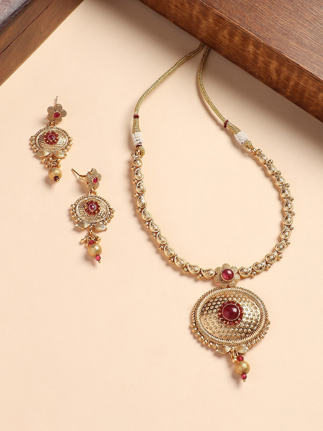 

Anouk Gold-Plated Kundan-Studded & Beaded Jewellery Set