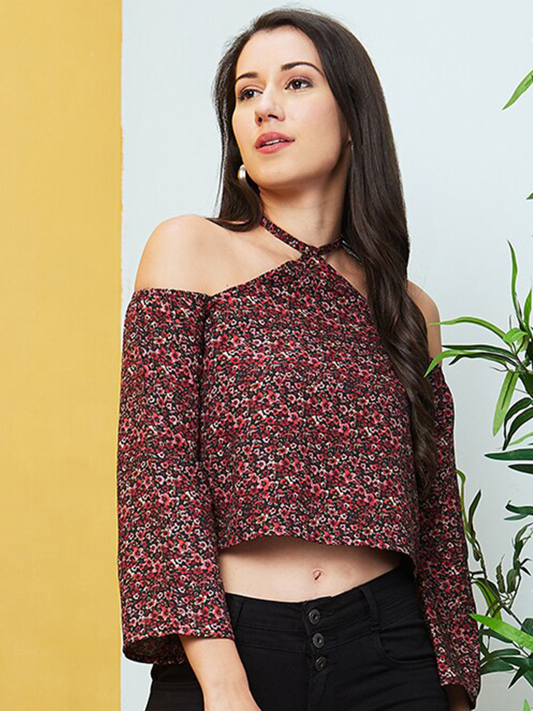

Globus Red Floral Printed Round Neck Cold-Shoulder Sleeves Crop Top