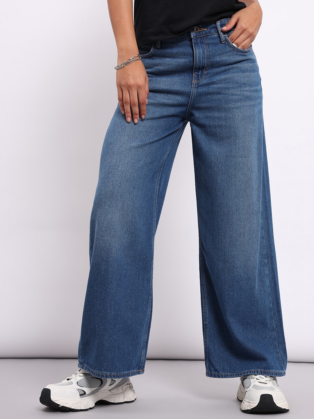 

Lee Women Wide Leg Mid-Rise Clean Look Light Fade Jeans, Blue