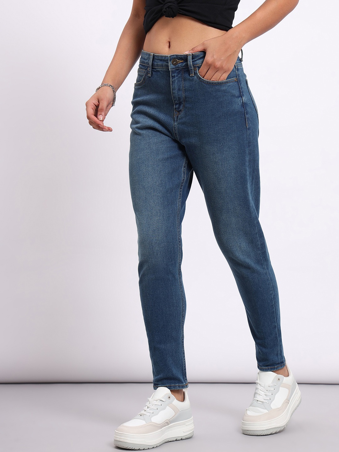 

Lee Women Mom Fit High-Rise Clean Look Light Fade Stretchable Jeans, Blue