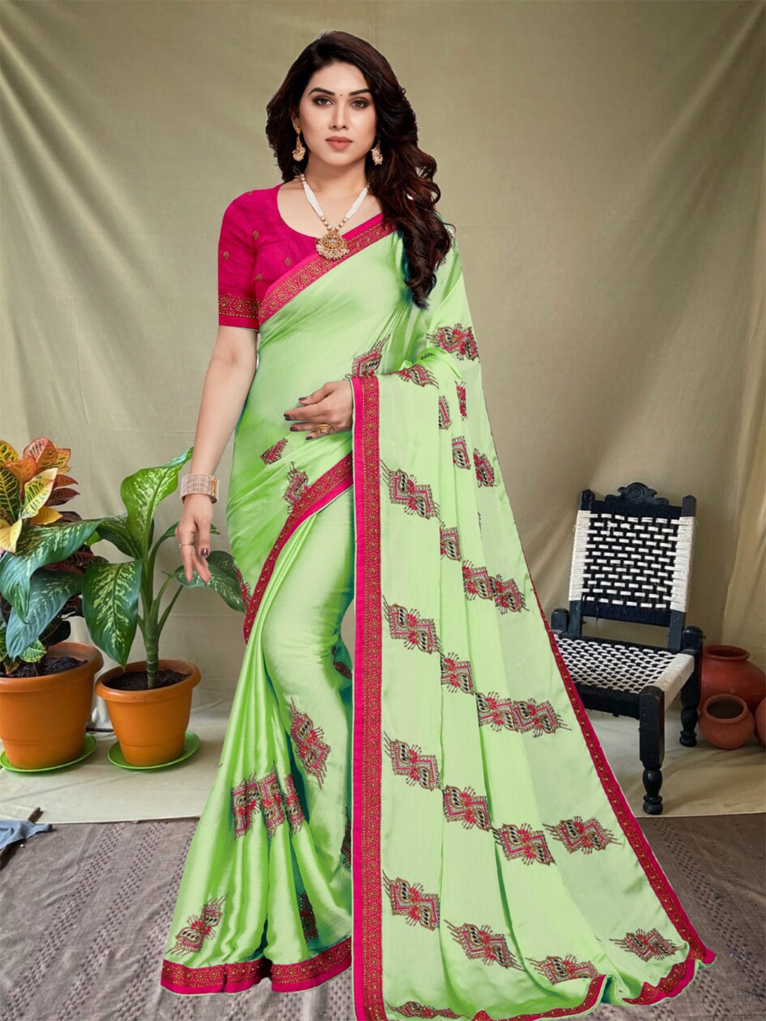 

MAGMINA Ethnic Motifs Embroidered Pure Chiffon Banarasi Saree, Green