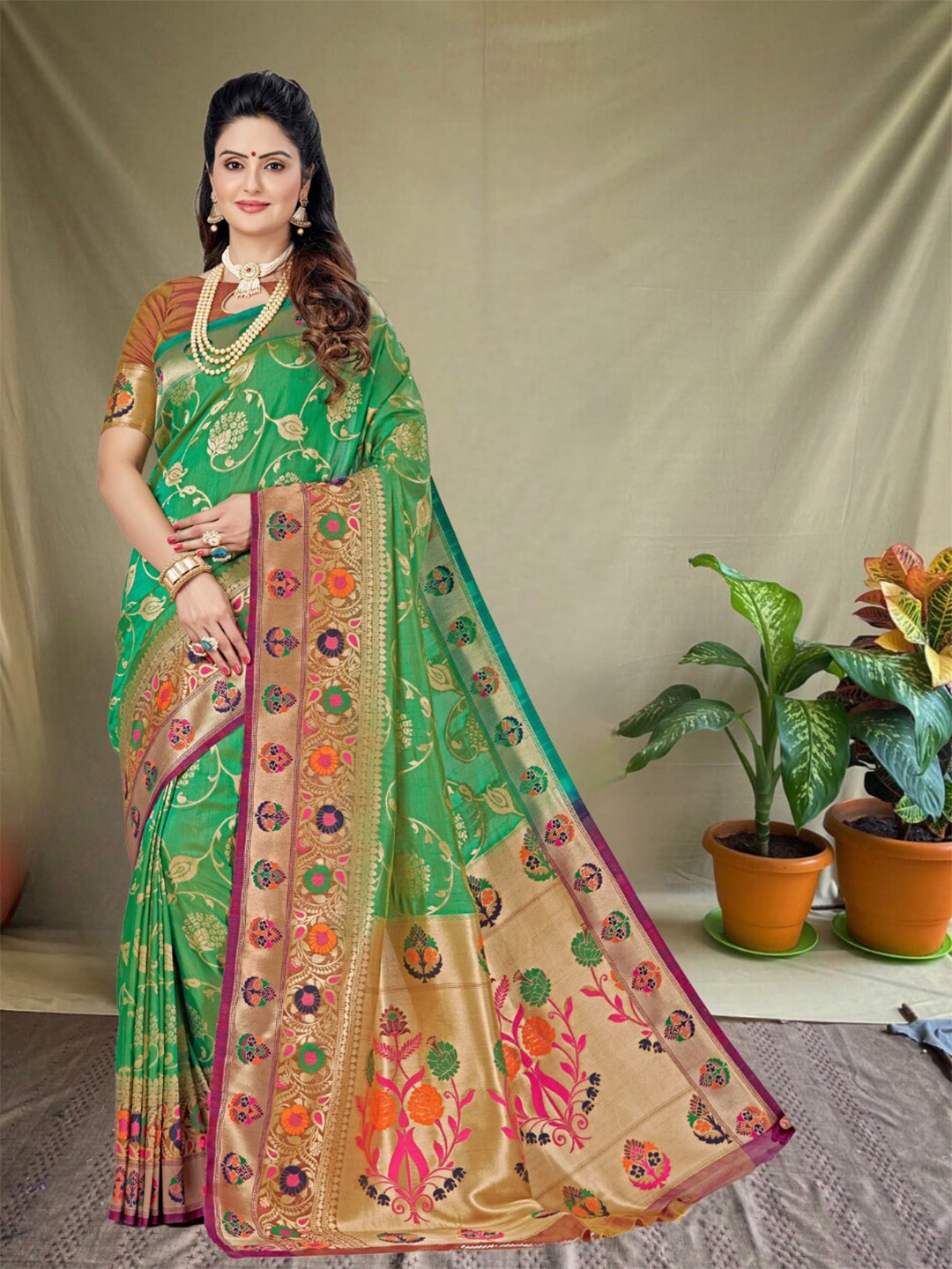 

MAGMINA Ethnic Motifs Woven Design Silk Blend Kanjeevaram Saree, Green