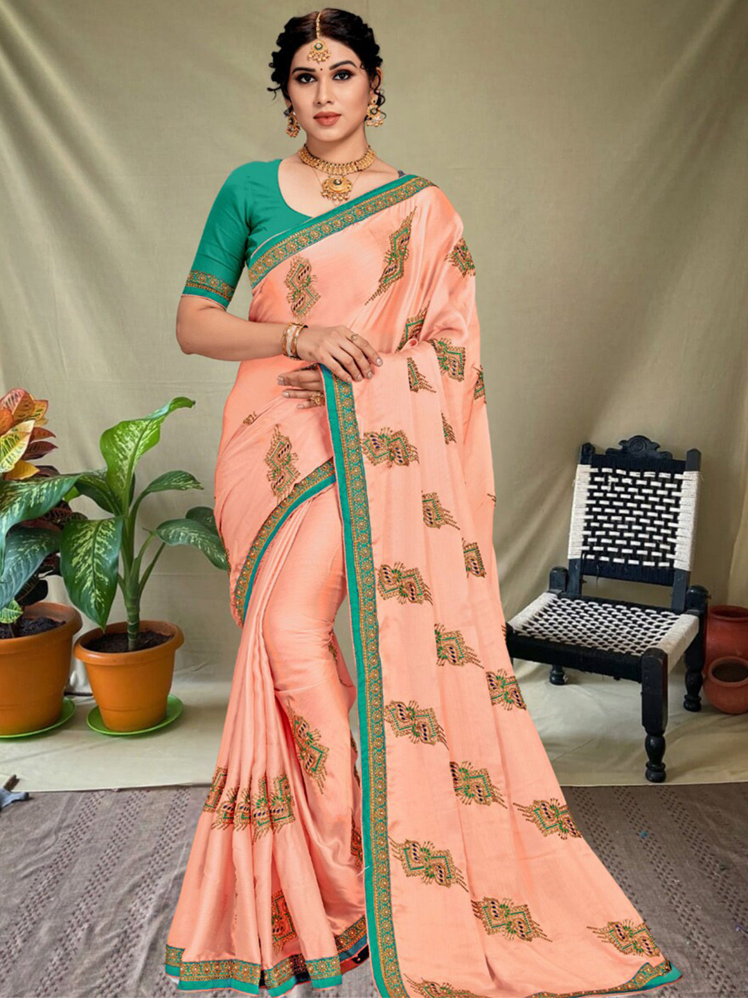 

MAGMINA Paisley Embroidered Pure Chiffon Banarasi Saree, Cream
