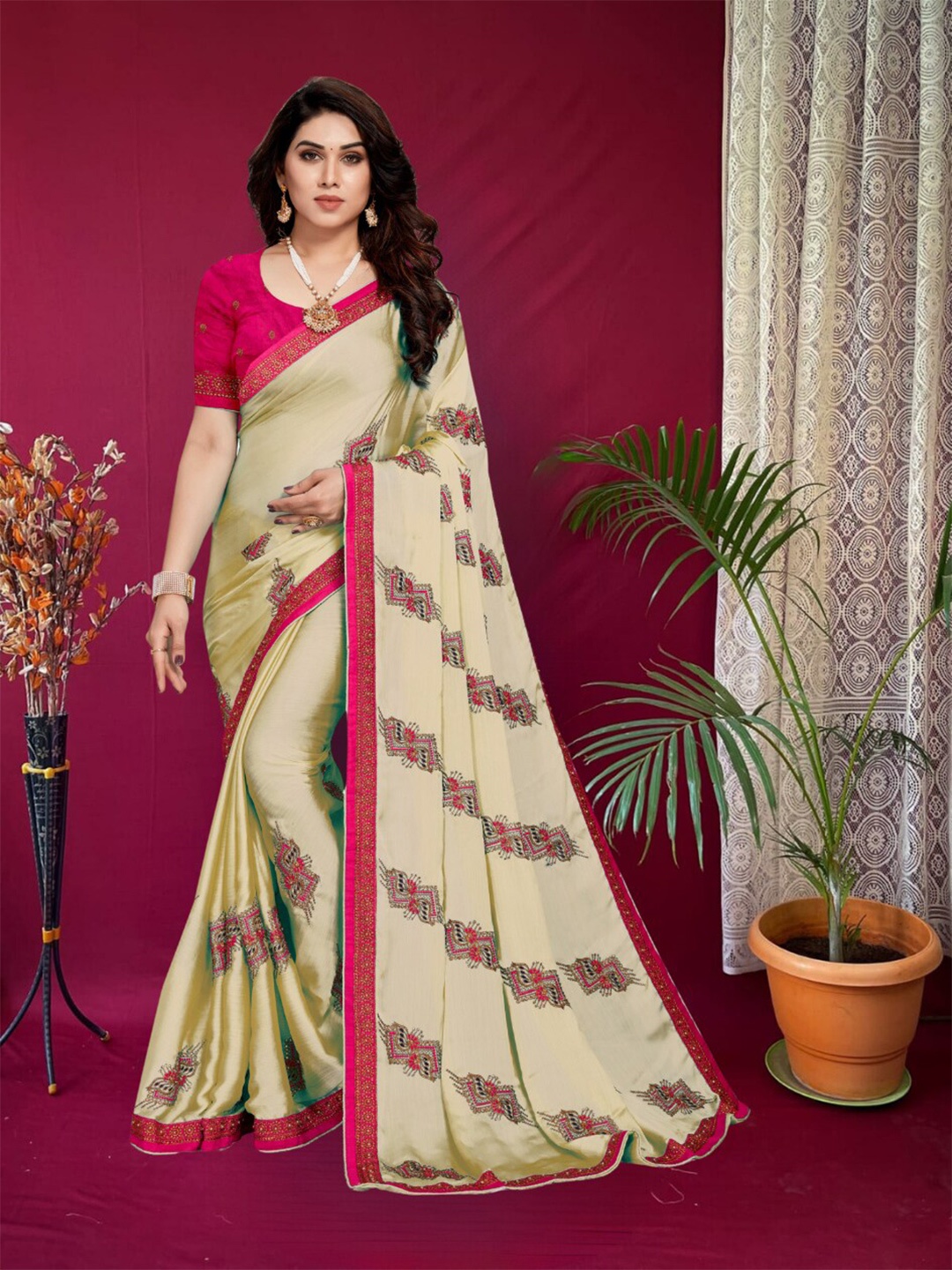 

MAGMINA Ethnic Motifs Embroidered Pure Chiffon Banarasi Saree, Peach