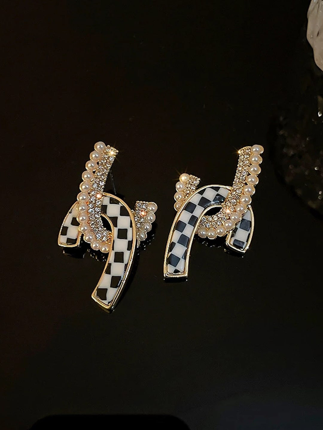 

FIMBUL Contemporary Studs Earrings, Black