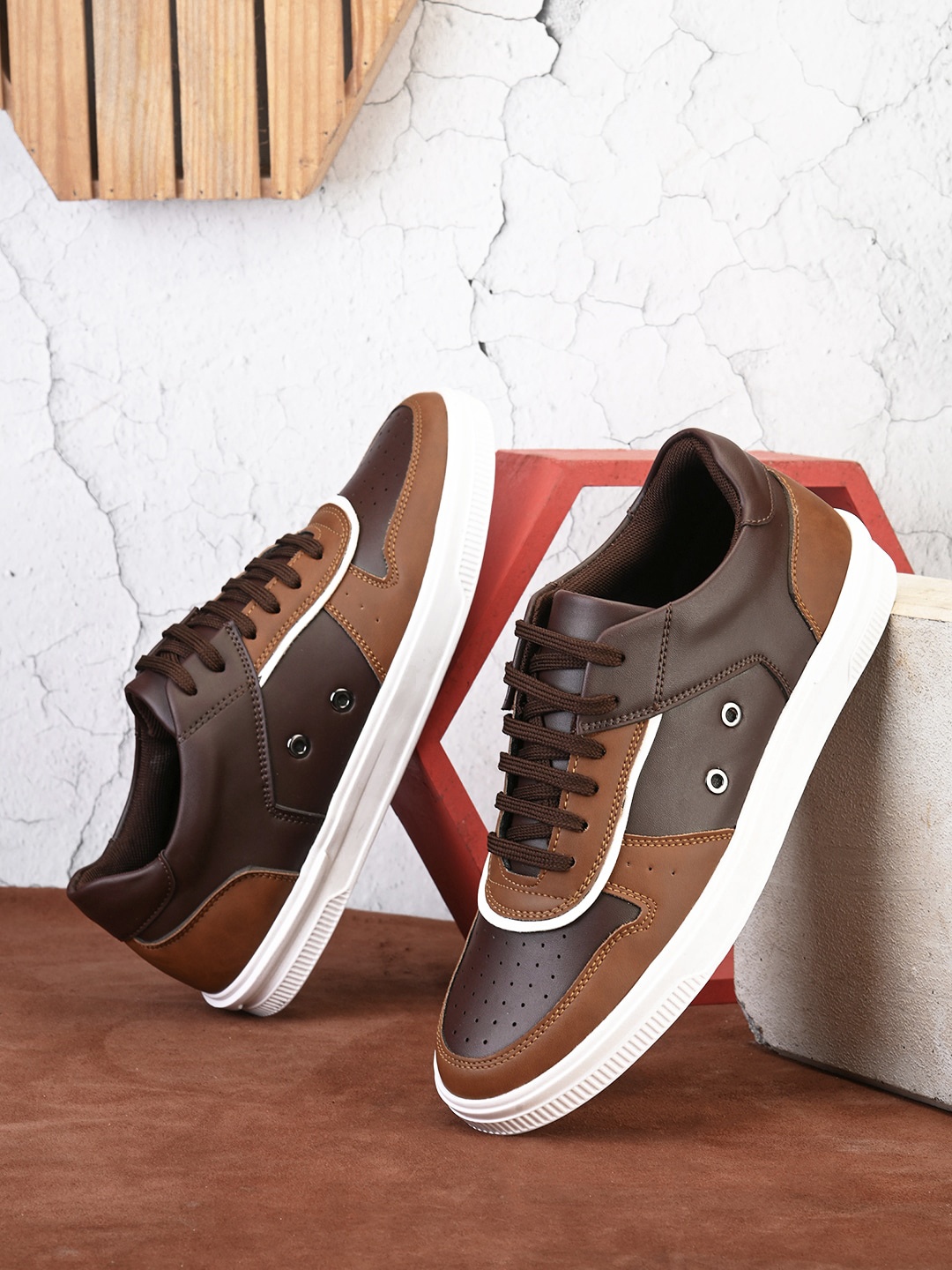 

The Roadster Lifestyle Co. Men Brown & White Lightweight Comfort Insole Sneakers
