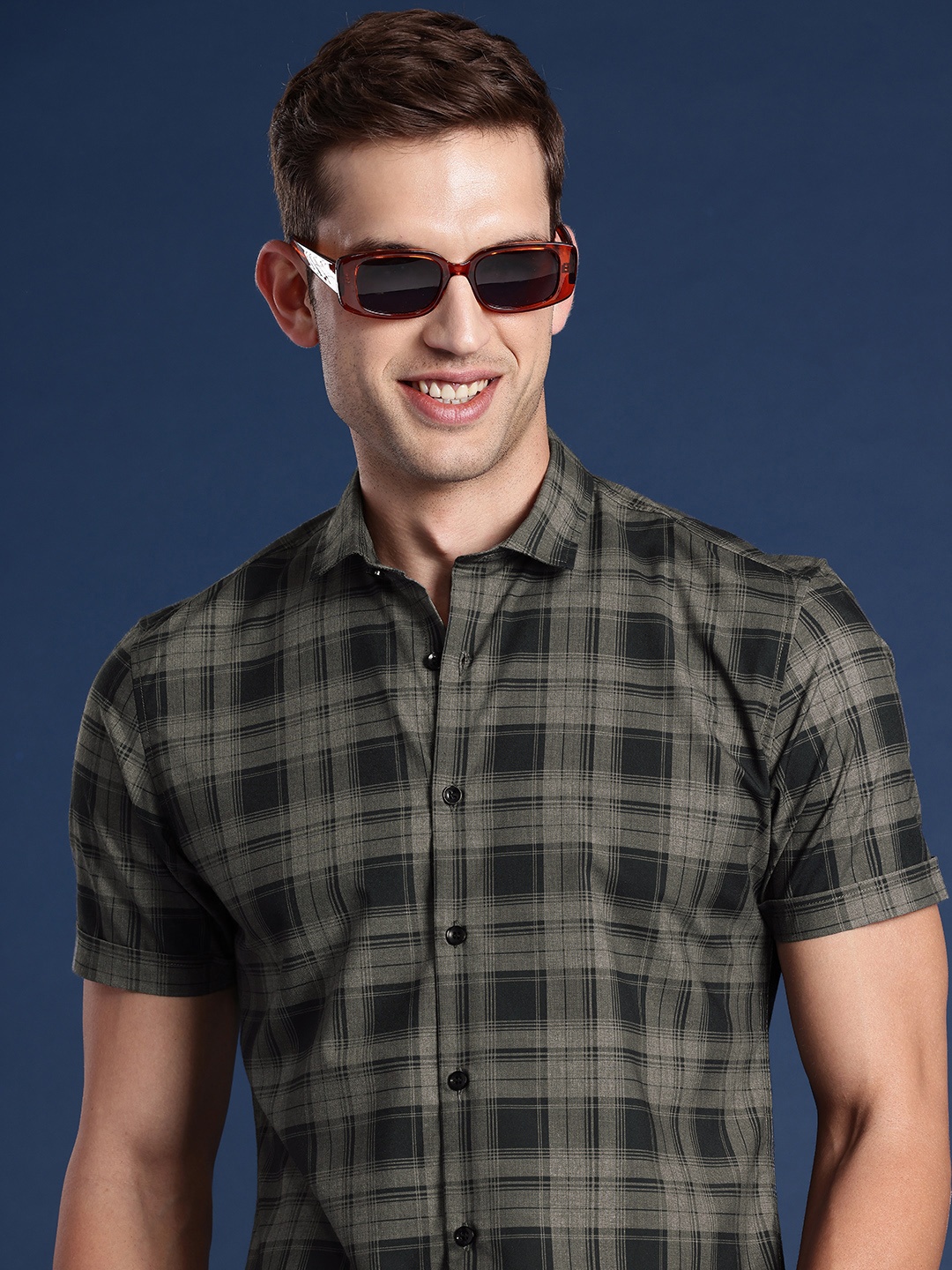 

Mast & Harbour Men Standard Checked Casual Shirt, Grey