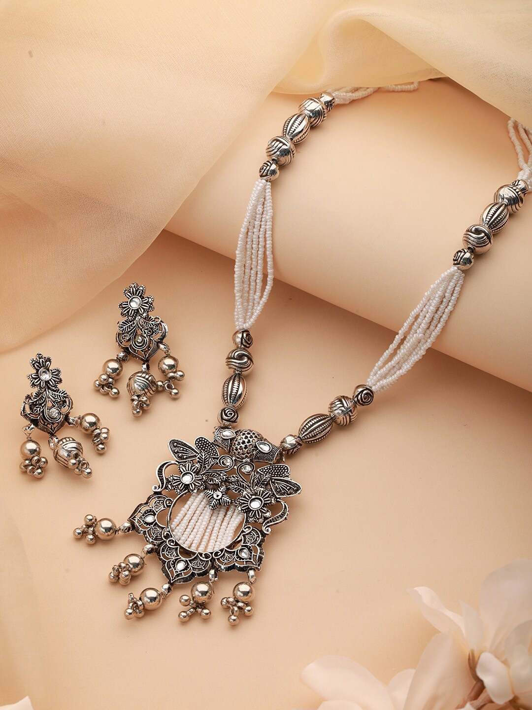 

Aadvik Designs Silver-Plated Kundan Studded & Beaded Necklace & Earrings
