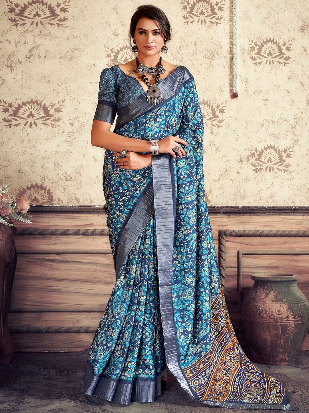 

Mitera Navy Blue Ethnic Motifs Printed Zari Sungudi Saree