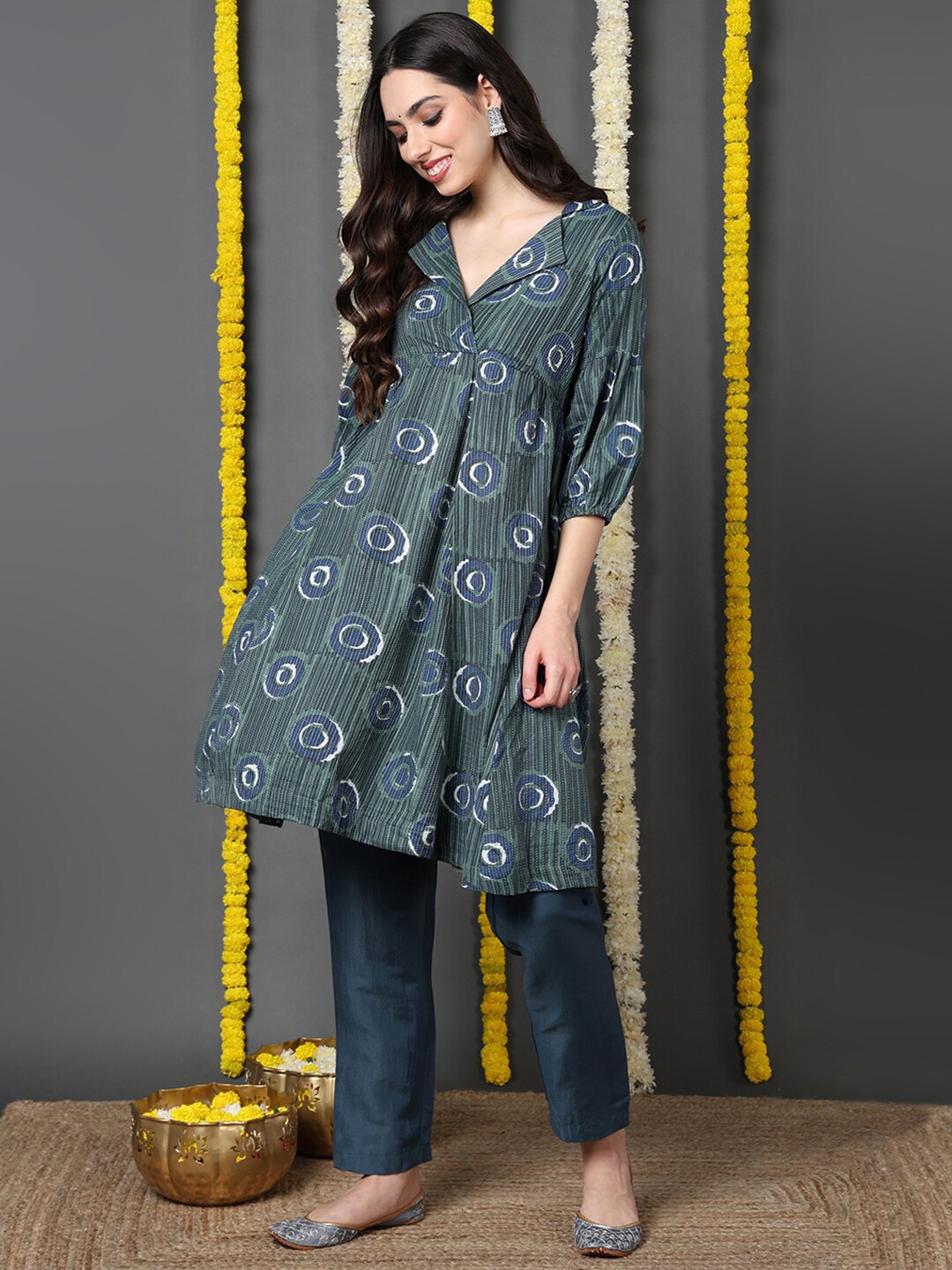 

AHIKA Geometric Motif Printed Lapel Collar Puff Sleeve A-Line Kurta, Green