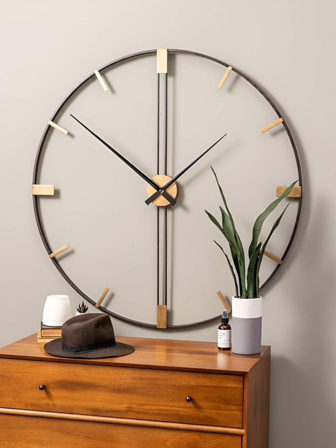 

HANDICRAFTS TOWN Black & Gold Toned Round Traditional Wall Clock