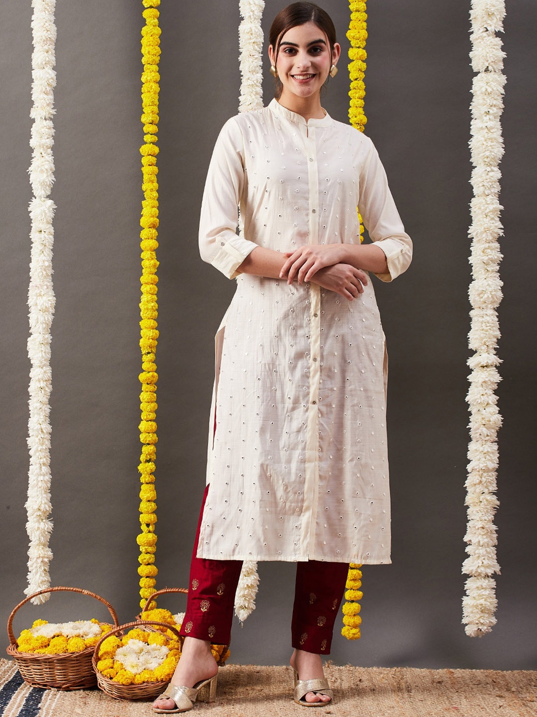 

FASHOR Off White Ethnic Motifs Embroidered Mandarin Collar Mirror Work Kurta