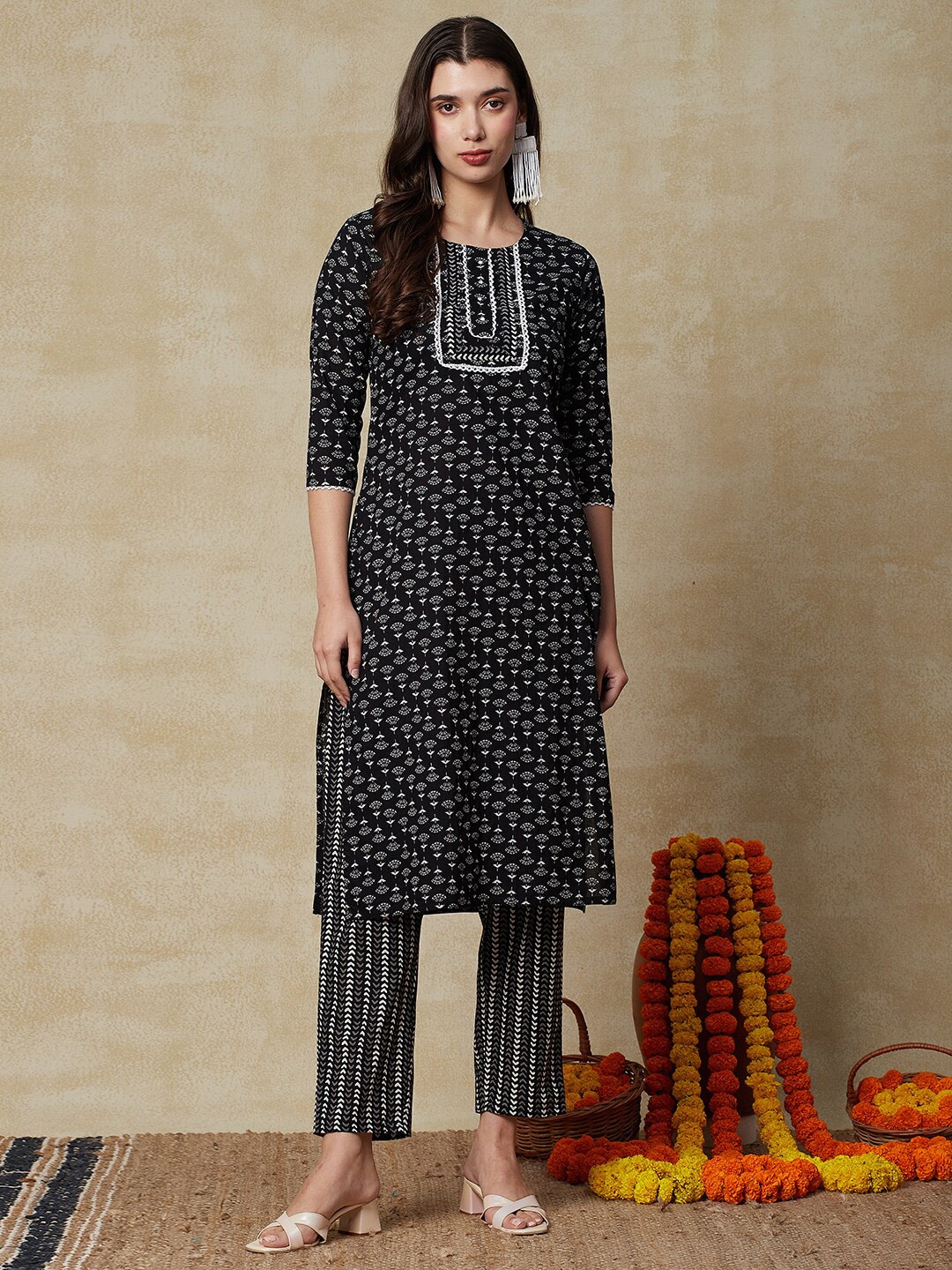 

FASHOR Black Floral Printed Regular Pure Cotton Straight Kurta with Trousers