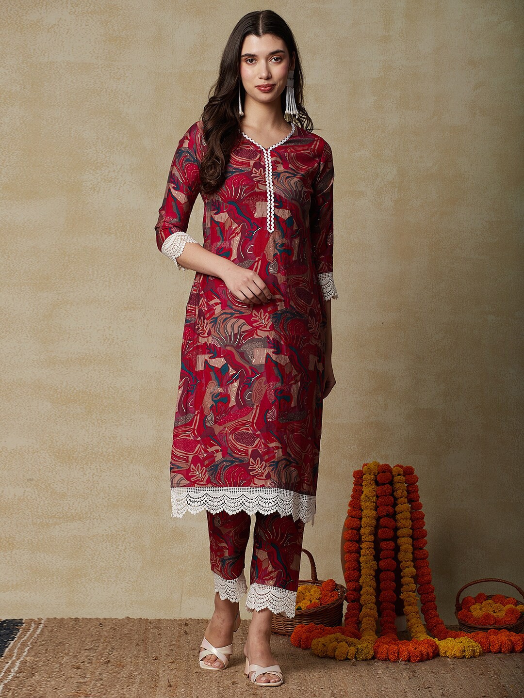 

FASHOR Floral Printed V-Neck Straight Kurta with Trousers, Red