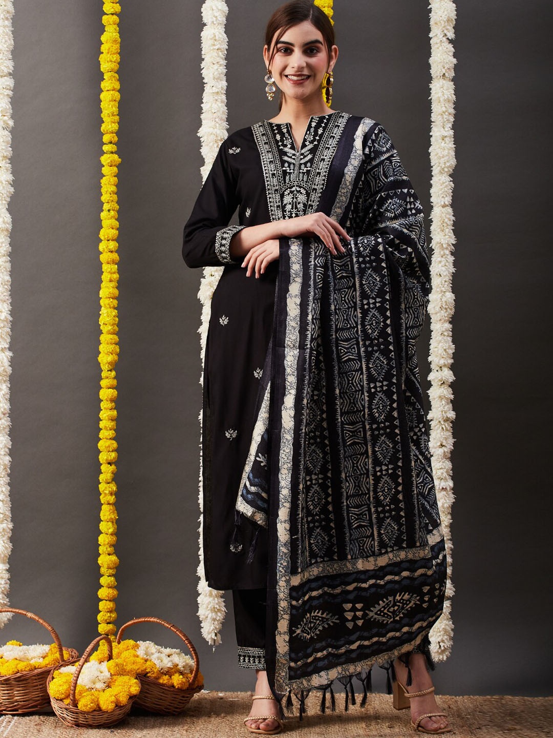 

FASHOR Ethnic Motifs Printed Kurta With Trousers & With Dupatta, Black