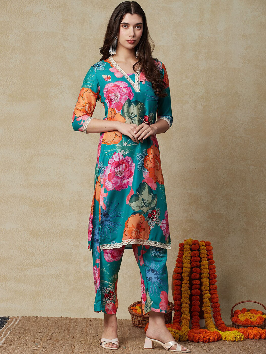 

FASHOR Floral Printed V-Neck Thread Work Straight Kurta With Trouser, Green