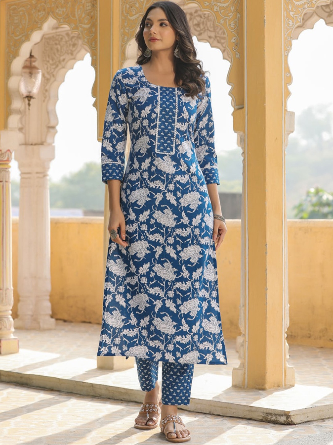 

GoSriKi Floral Printed Straight Kurta With Trousers, Blue