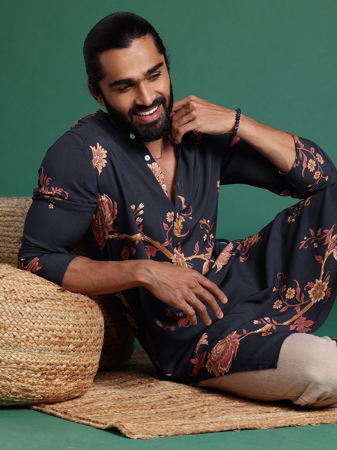 

Sangria Men Floral Printed Floral Kurta, Navy blue