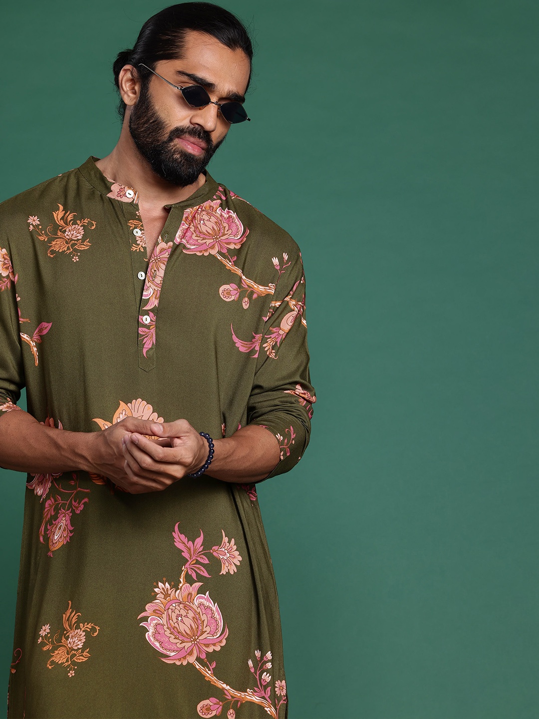 

Sangria Men Floral Printed Floral Kurta, Olive