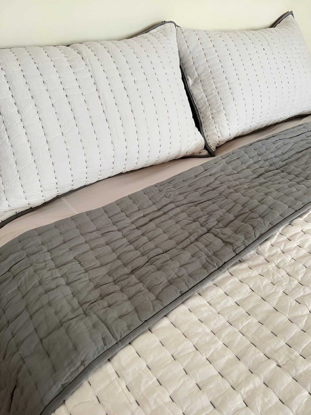 

BELLEVEN White & Grey Cotton Fine Double King Bedding Set