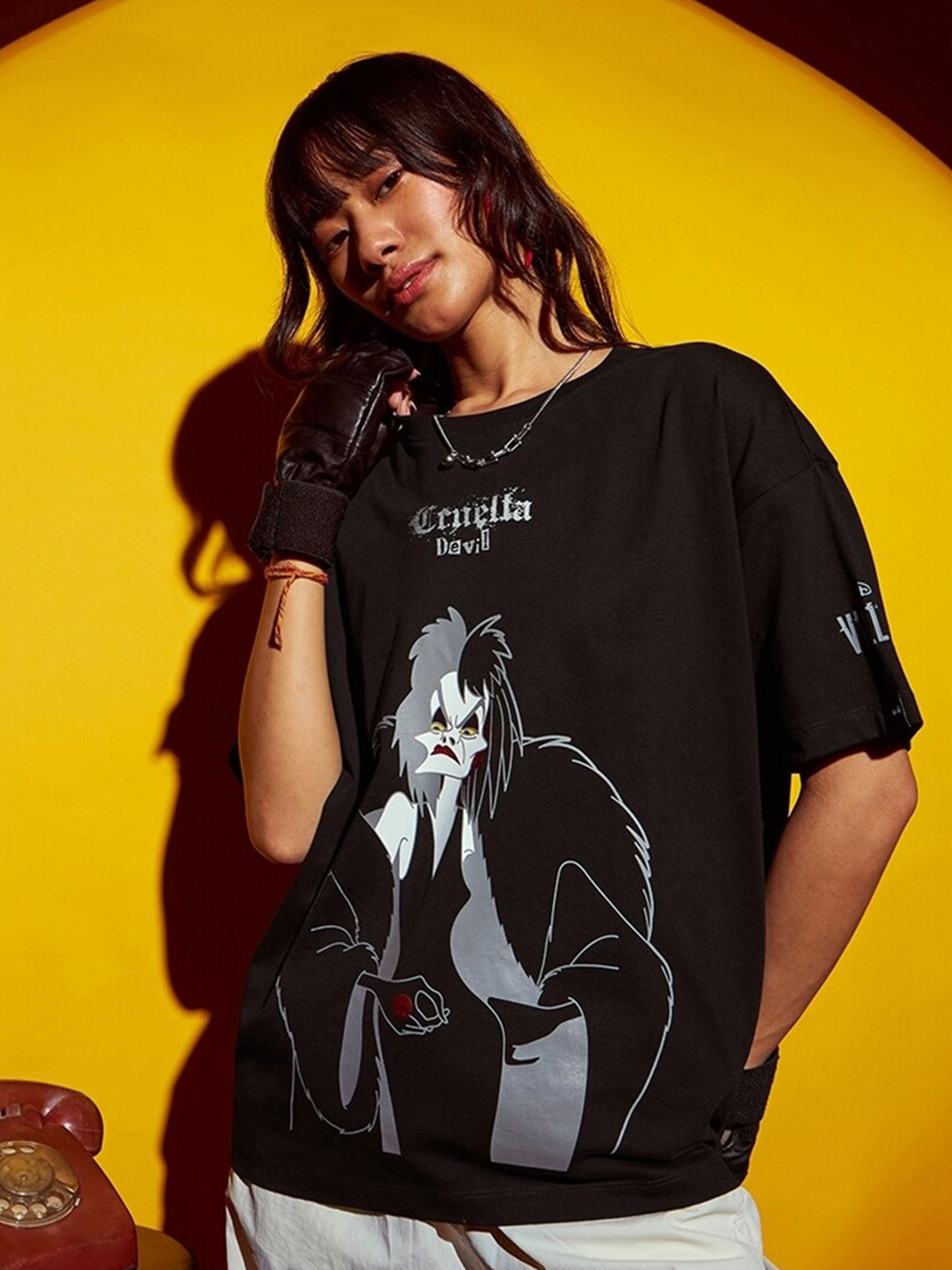 

Bewakoof Cruella Devil Graphic Printed Drop-Shoulder Sleeves Oversized Pure Cotton T-shirt, Black